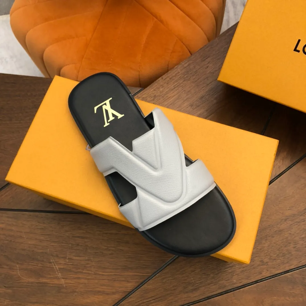 Factory price: 270💰LV counters are selling new brand luxury men's slippers, casual, loose and comfortable. The must-have model in the picture above [Happy][Happy], multiple colors available Size: 38-44, customized 45
